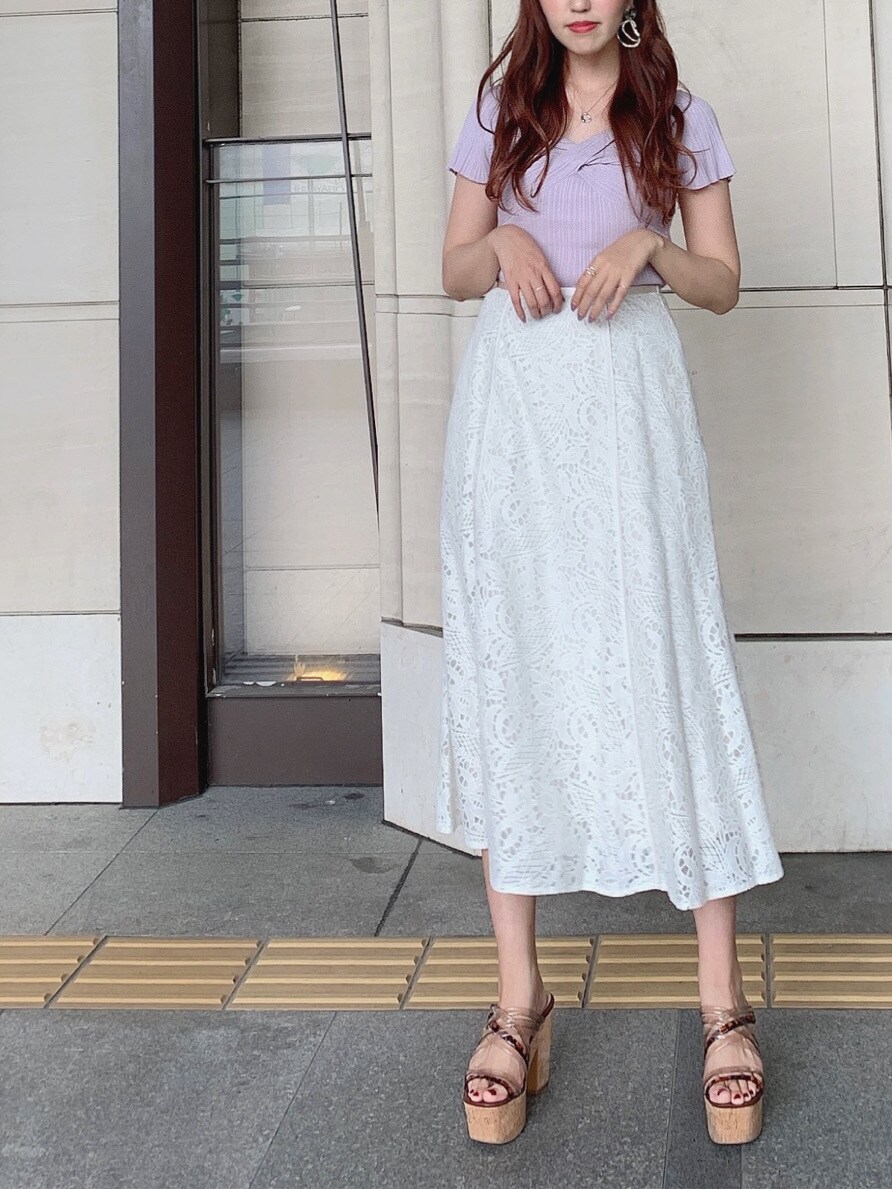 「春コーデ、マーキュリーデュオ、MERCURYDUO、デートコーデ、キレイめ、フェミニン、大人フェミニン、夏コーデ、デート、女子会、スカート、スカートコーデ、ピンク」|「MERCURYDUOのサイドレースアップマクラメ編みバッグ(ハンドバッグ、ホワイト系)」を使った、airiさん(レディース・159cm)の春コーディネートの2枚目の写真