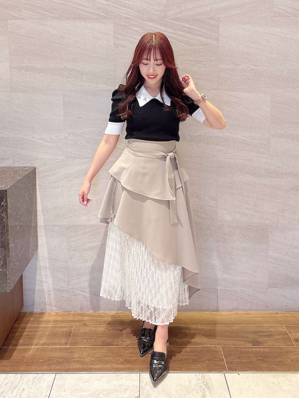 ベージュ系のスカート、その他のニット/セーター、ブラック系のローファーを着用したレディースの春コーディネートの3枚目の写真