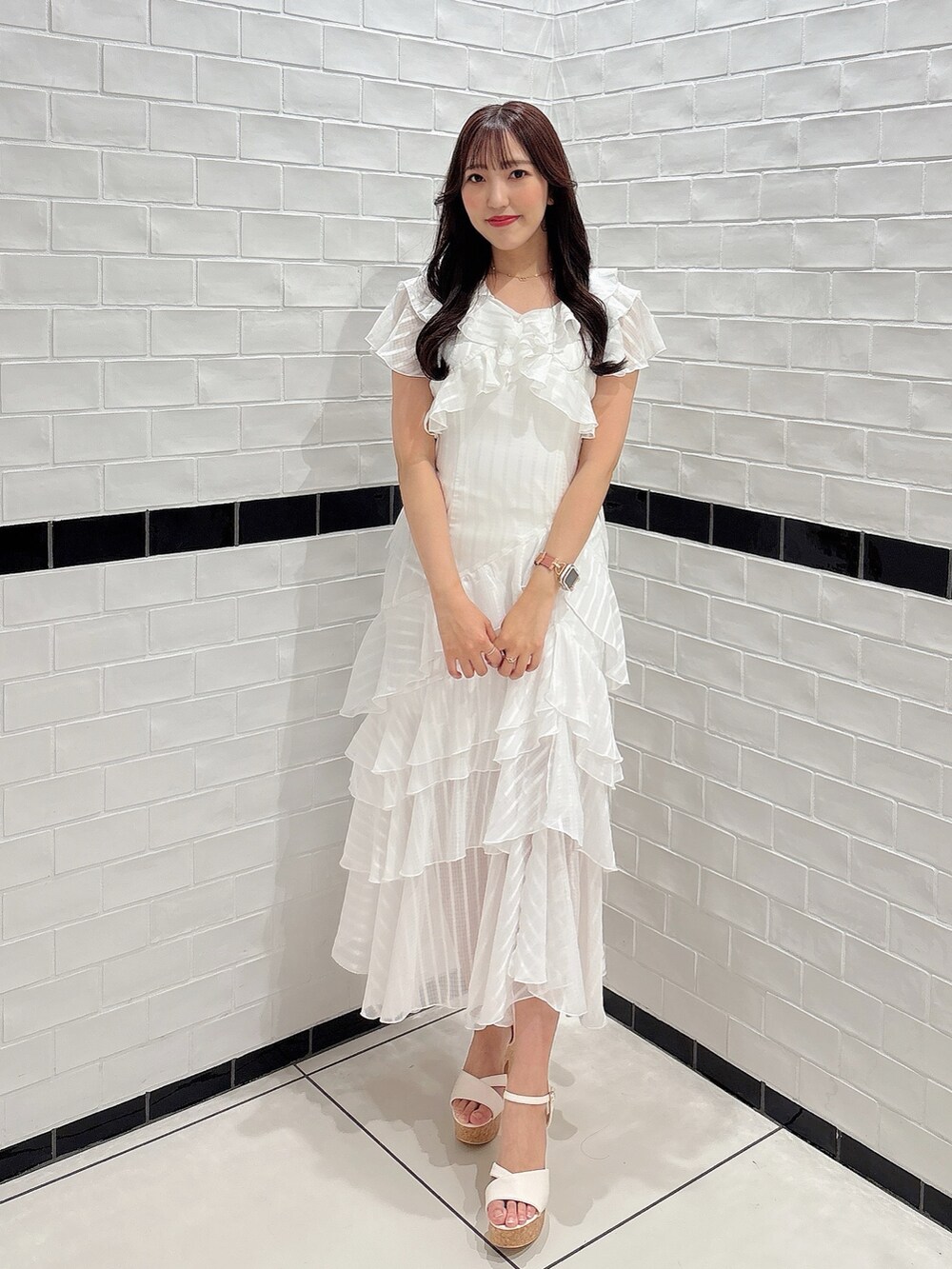 ホワイト系のワンピース、ホワイト系のサンダルを着用したレディースの春コーディネートの2枚目の写真