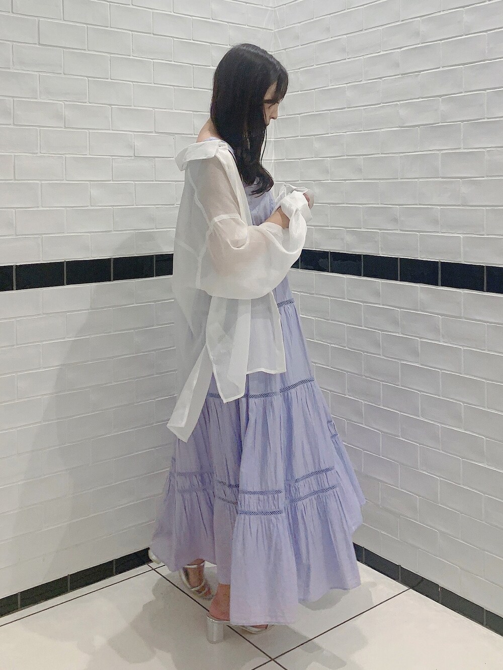 シルバー系のパンプス、パープル系のワンピース、ホワイト系のシャツ/ブラウスを着用したレディースの夏コーディネートの6枚目の写真