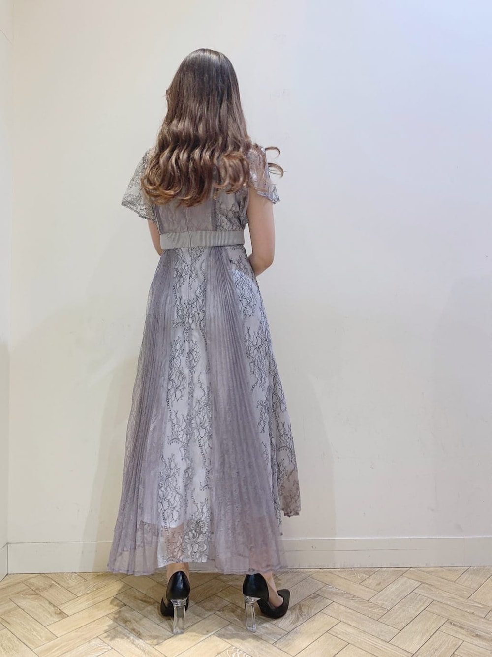 ブラック系のパンプス、パープル系のワンピースを着用したレディースの春コーディネートの5枚目の写真