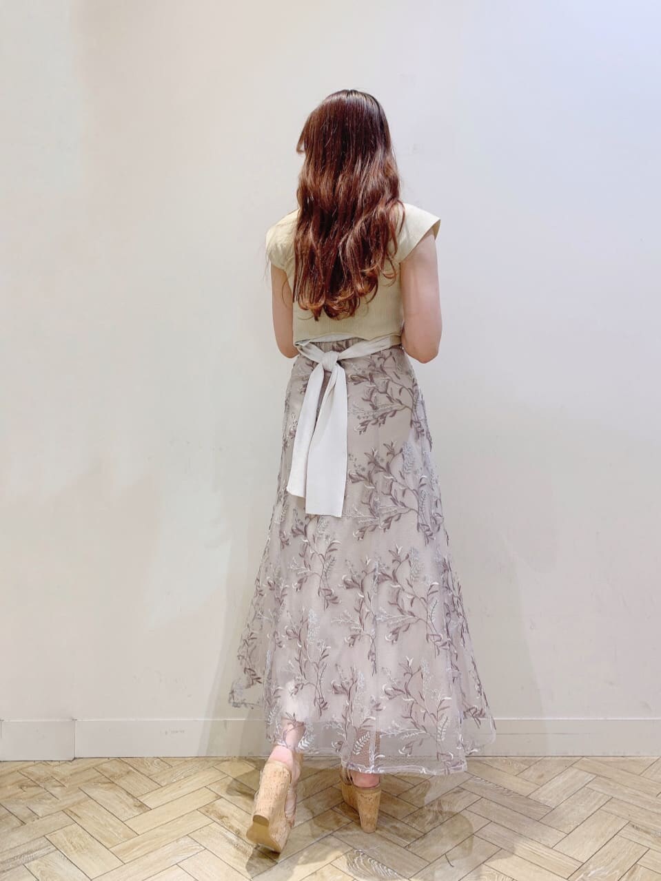 ピンク系のスカート、その他のサンダル、イエロー系のニット/セーターを着用したレディースの夏コーディネートの4枚目の写真