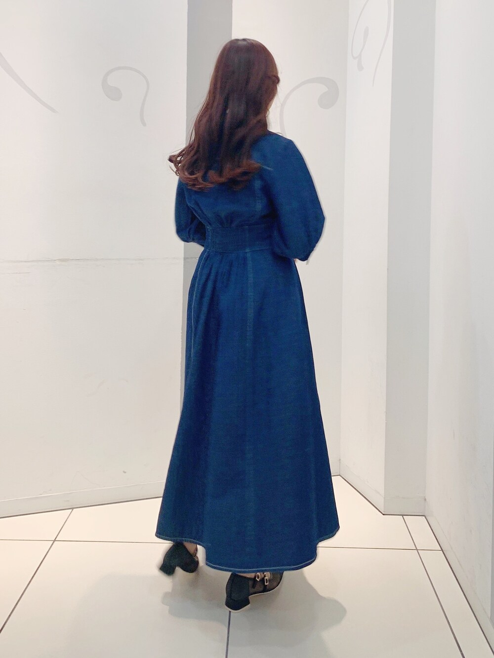 ブルー系のワンピース、ブラック系のパンプスを着用したレディースの冬コーディネートの6枚目の写真