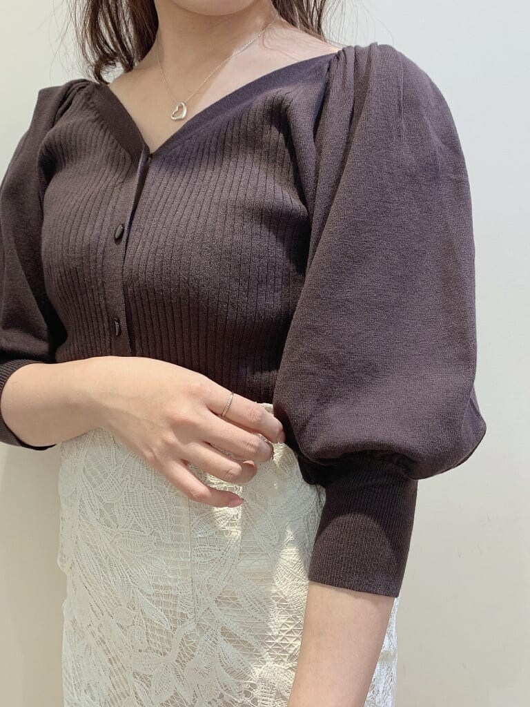 ベージュ系のパンプス、ホワイト系のスカート、ベージュ系のトレンチコートを着用したレディースの春コーディネートの4枚目の写真