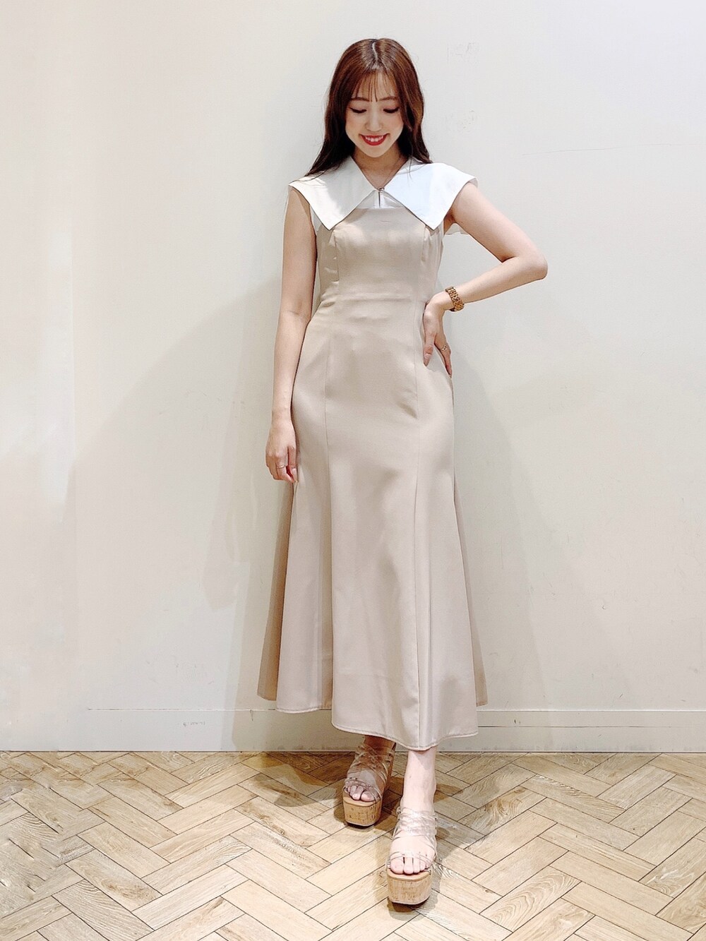 ベージュ系のワンピース、その他のサンダルを着用したレディースの春コーディネートの3枚目の写真