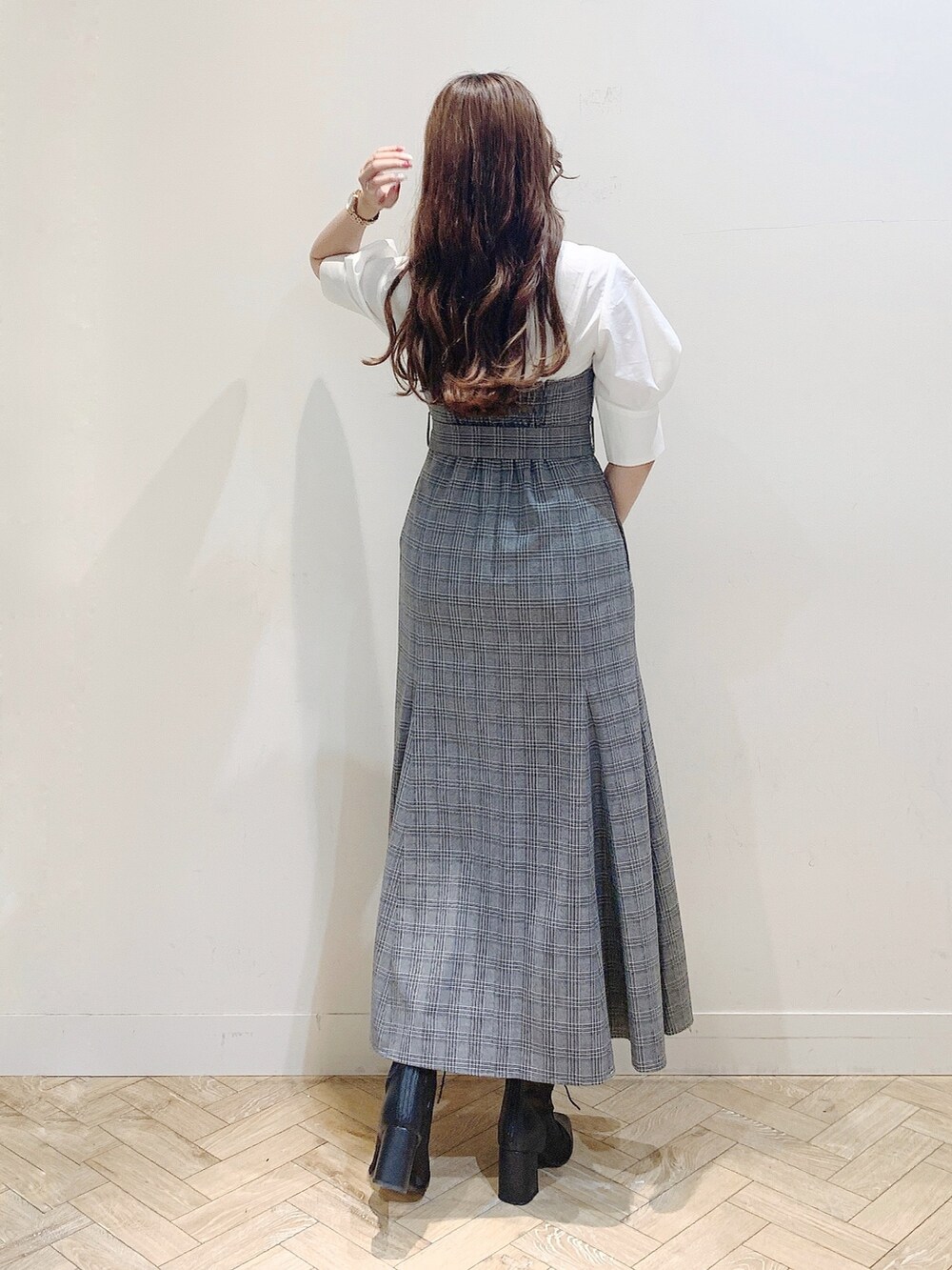 その他のワンピース、ブラウン系のハンドバッグ、ブラック系のブーツを着用したレディースの夏コーディネートの7枚目の写真