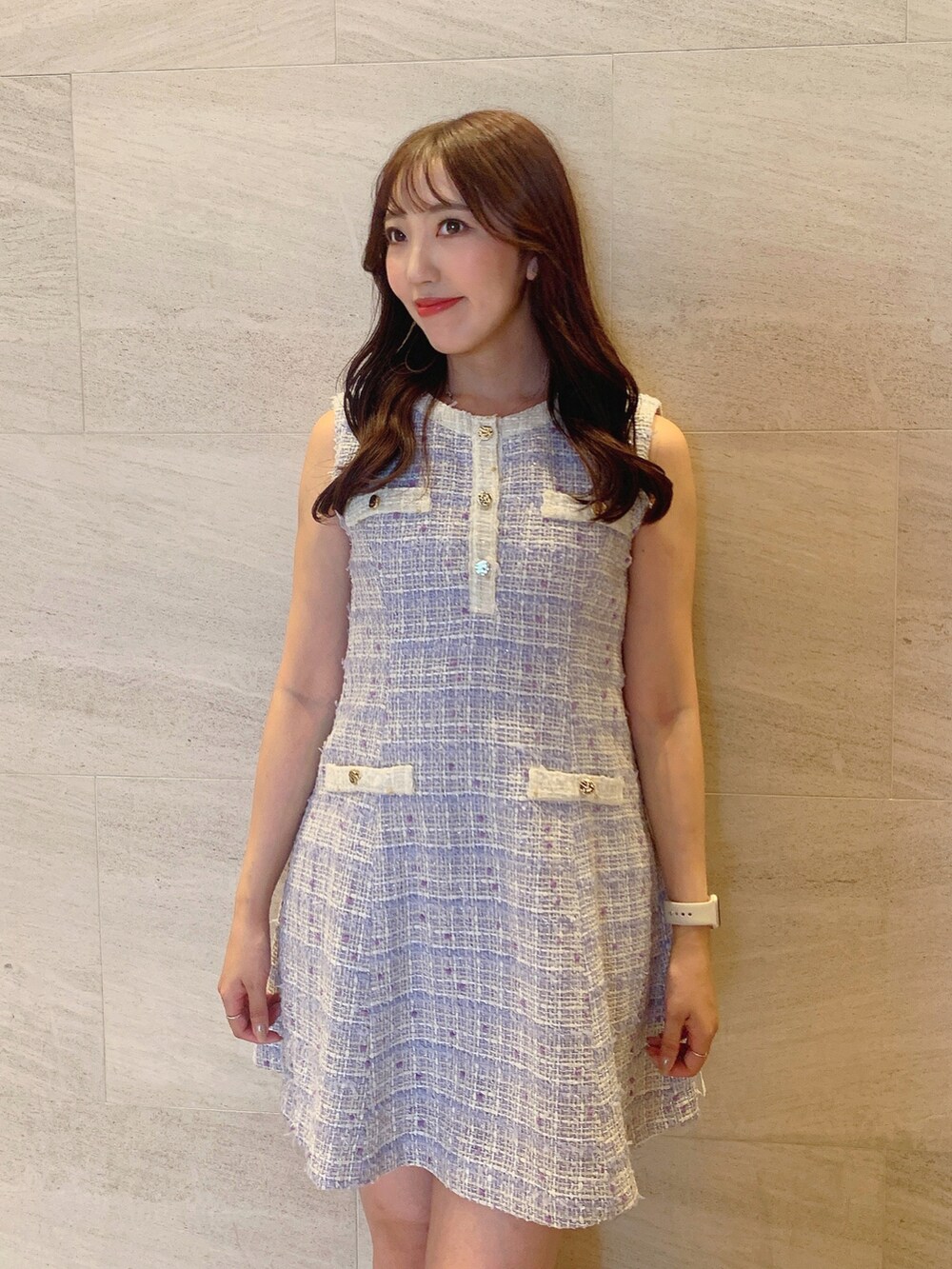 パープル系のワンピース、ブラック系のパンプスを着用したレディースの夏コーディネートの7枚目の写真