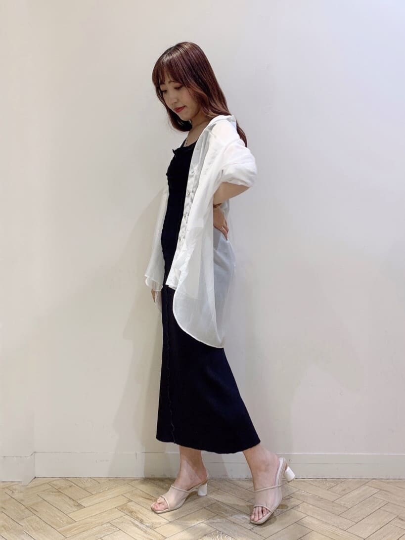 ベージュ系のサンダル、ブラック系のワンピース、ホワイト系のシャツ/ブラウスを着用したレディースの春コーディネートの2枚目の写真