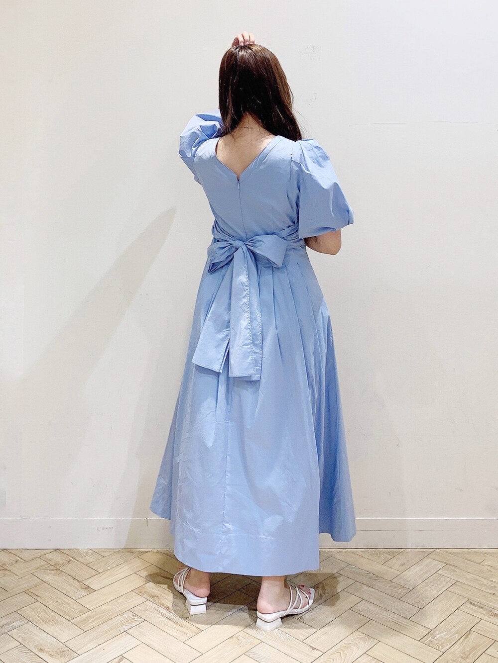 ブルー系のワンピース、ホワイト系のサンダルを着用したレディースの春コーディネートの4枚目の写真