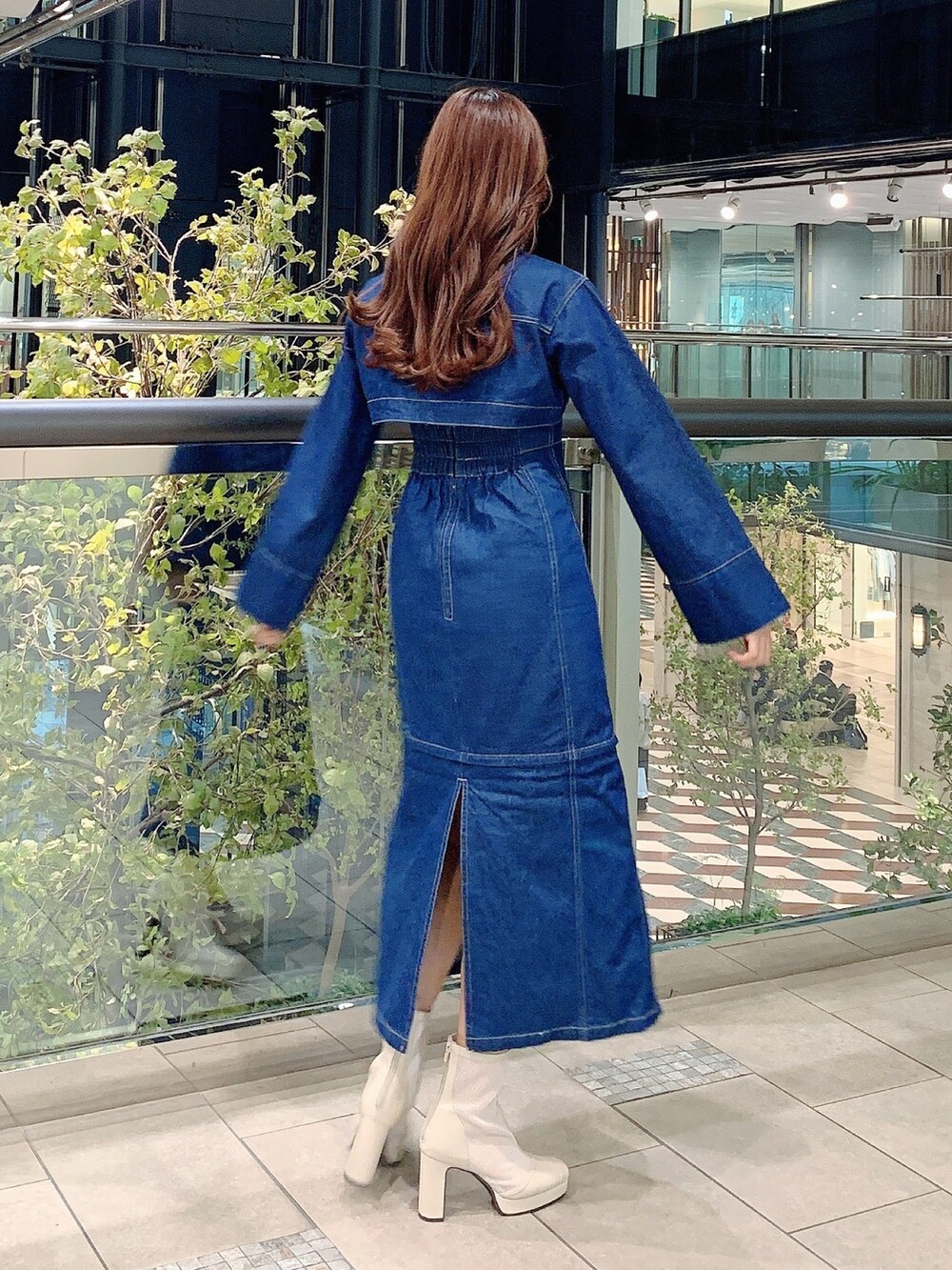 ホワイト系のブーツ、ブルー系のワンピースを着用したレディースの冬コーディネートの8枚目の写真