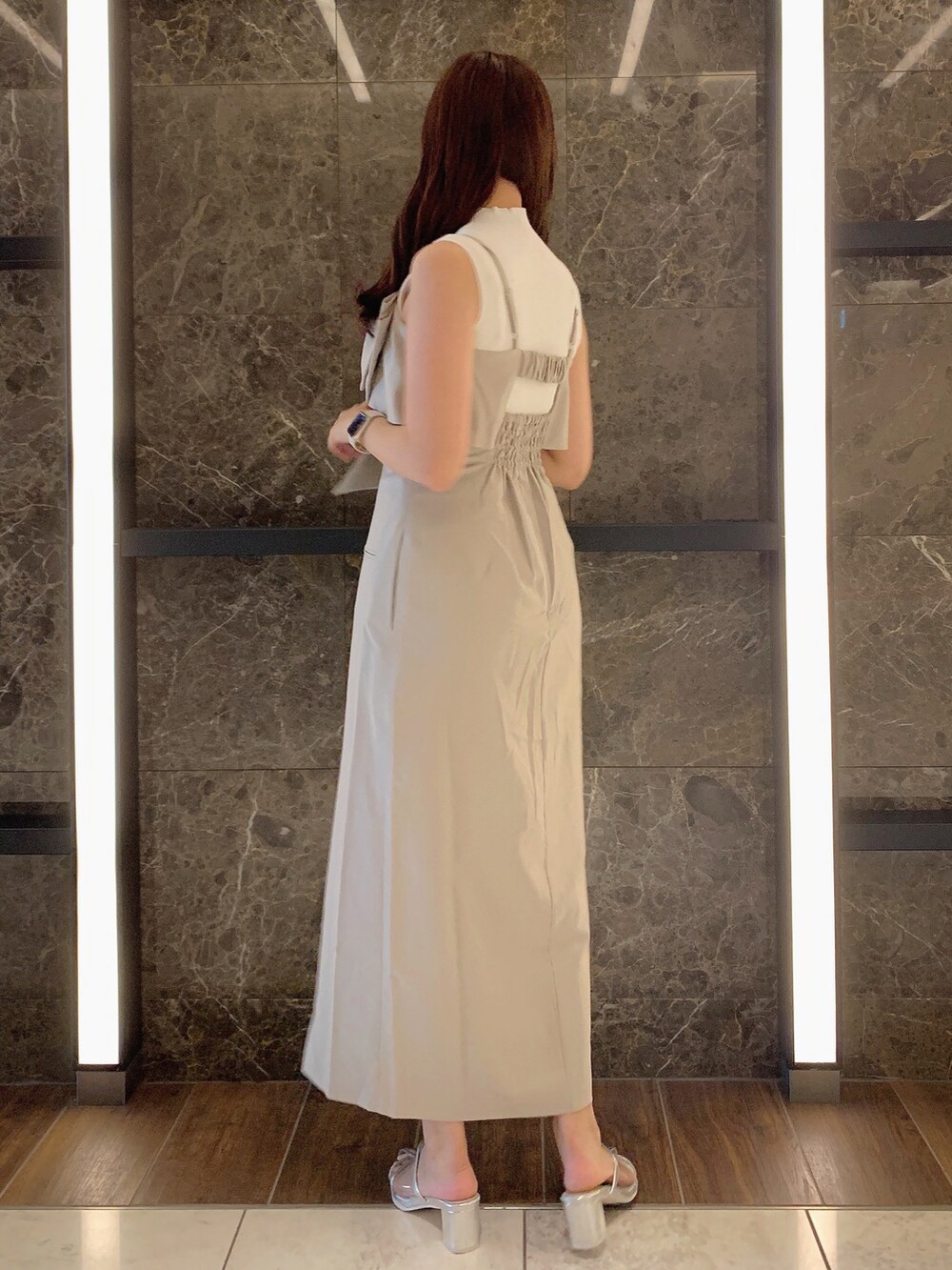 シルバー系のパンプス、ベージュ系のワンピース、ホワイト系のニット/セーターを着用したレディースの夏コーディネートの6枚目の写真