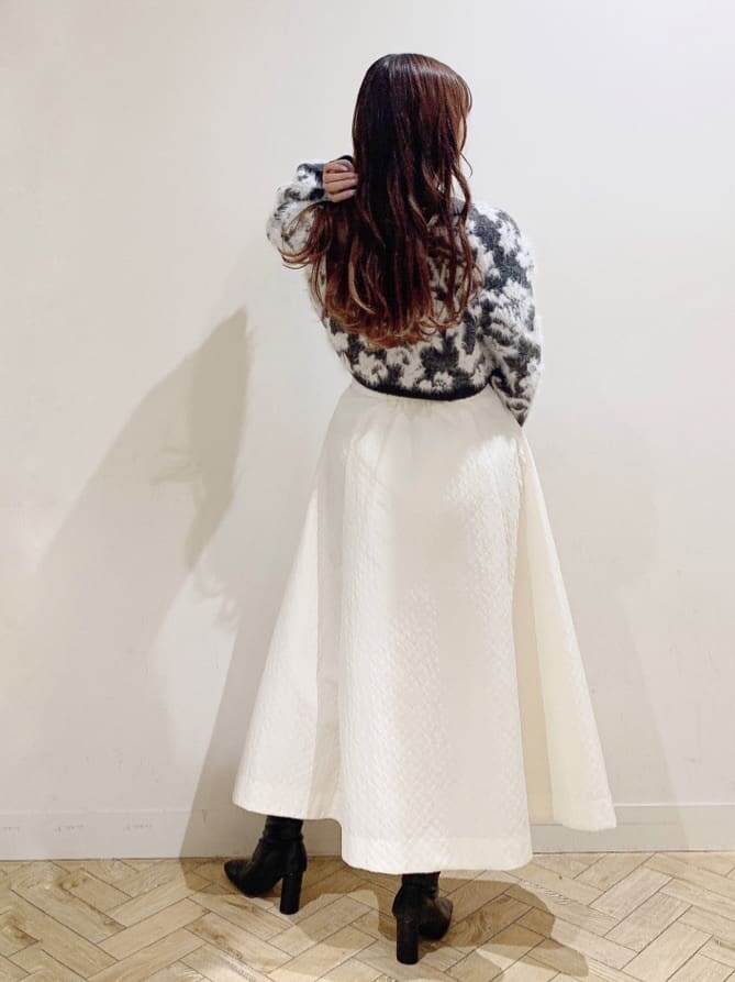 ホワイト系のスカート、ホワイト系のスカート、ブラウン系のニット/セーターを着用したレディースの秋コーディネートの6枚目の写真