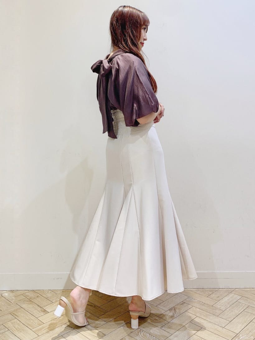 ブラウン系のシャツ/ブラウス、ピンク系のスカート、ベージュ系のサンダルを着用したレディースの夏コーディネートの3枚目の写真