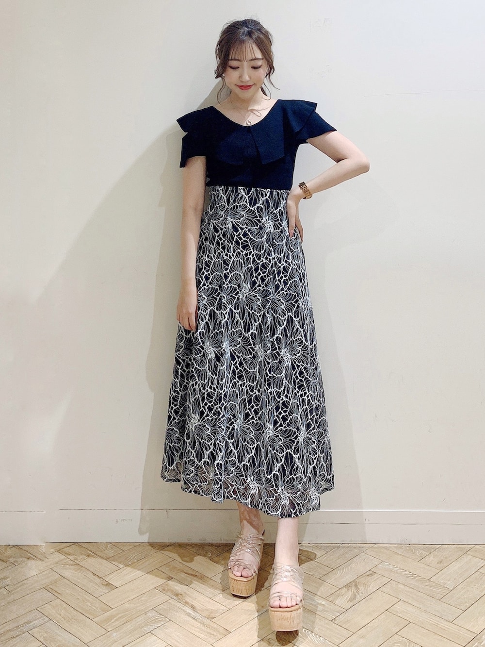 ブラック系のニット/セーター、ブラック系のスカートを着用したレディースの夏コーディネートの4枚目の写真