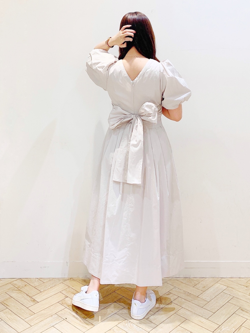ホワイト系のワンピース、グレー系のスニーカーを着用したレディースの春コーディネートの4枚目の写真