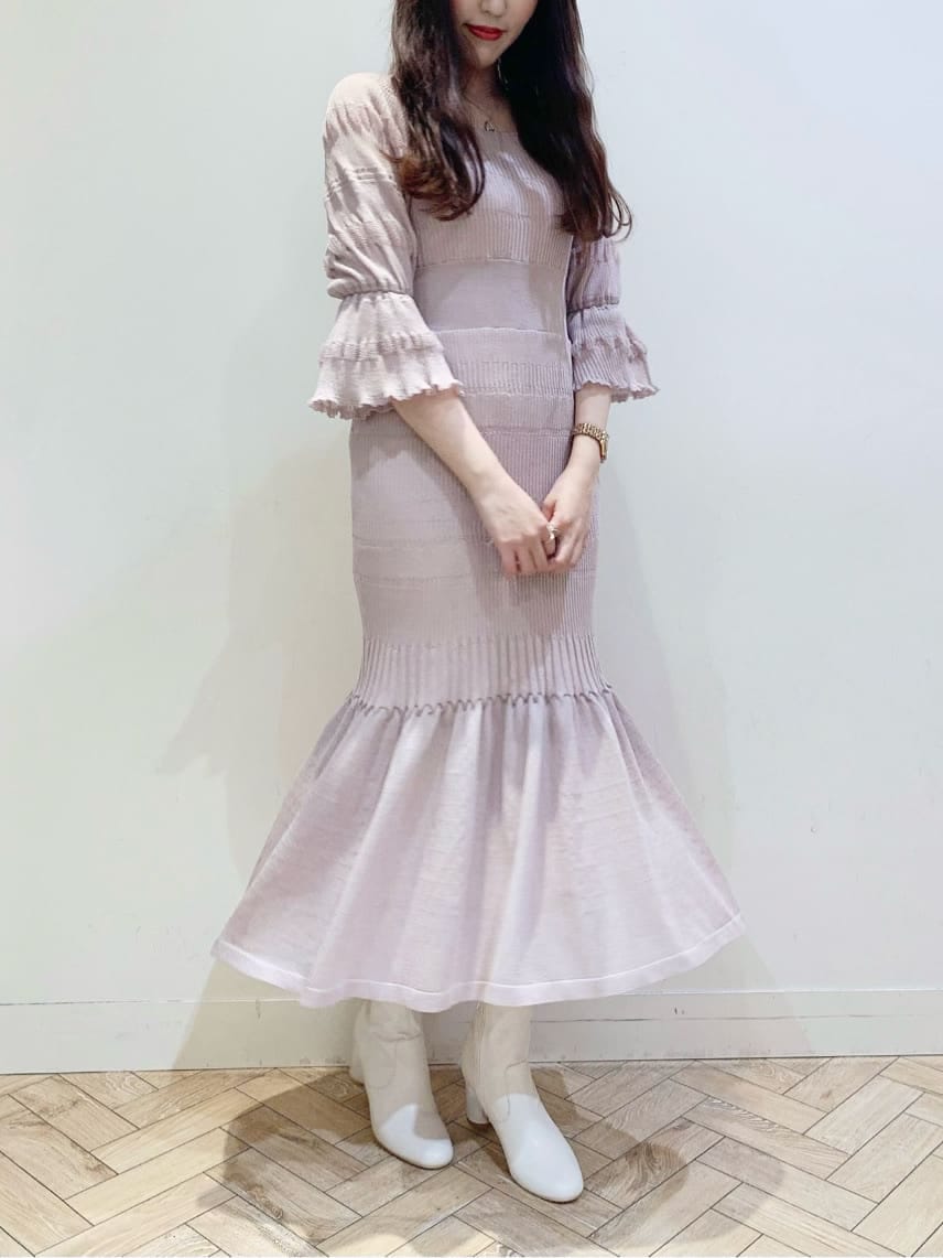 ホワイト系のその他シューズ、ベージュ系のワンピースを着用したレディースの冬コーディネートの3枚目の写真