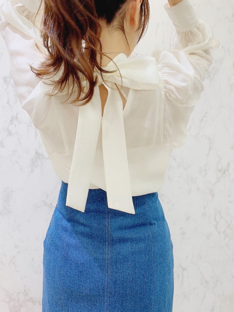 ベージュ系のその他シューズ、ブルー系のスカート、ホワイト系のシャツ/ブラウスを着用したレディースの冬コーディネートの6枚目の写真