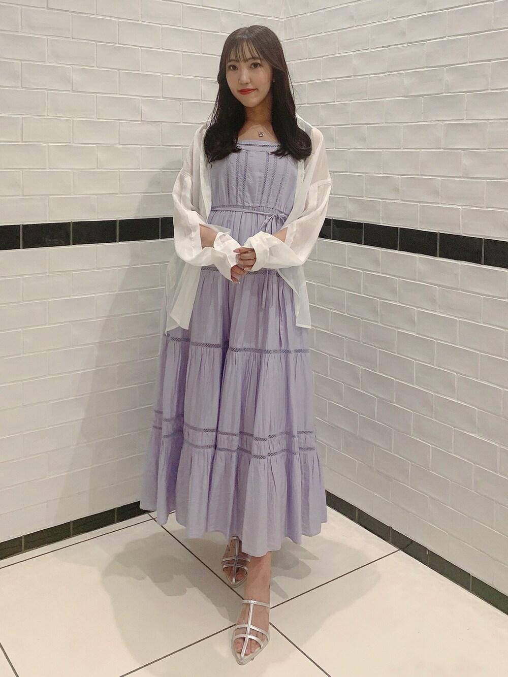 シルバー系のパンプス、パープル系のワンピース、ホワイト系のシャツ/ブラウスを着用したレディースの夏コーディネートの4枚目の写真