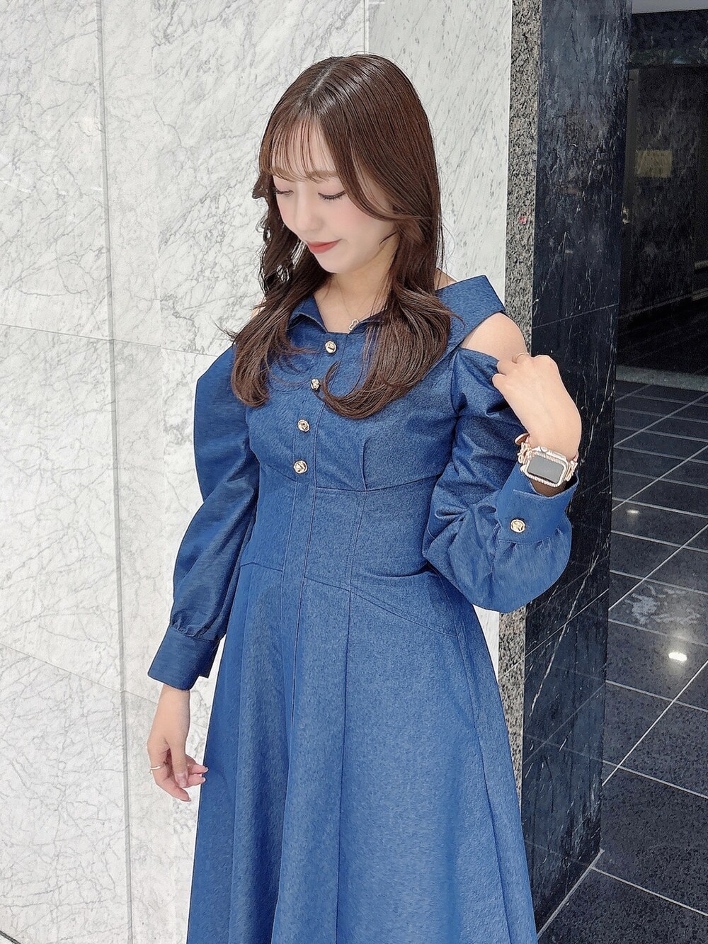 ブルー系のワンピース、ブラック系のブーツを着用したレディースの冬コーディネートの7枚目の写真