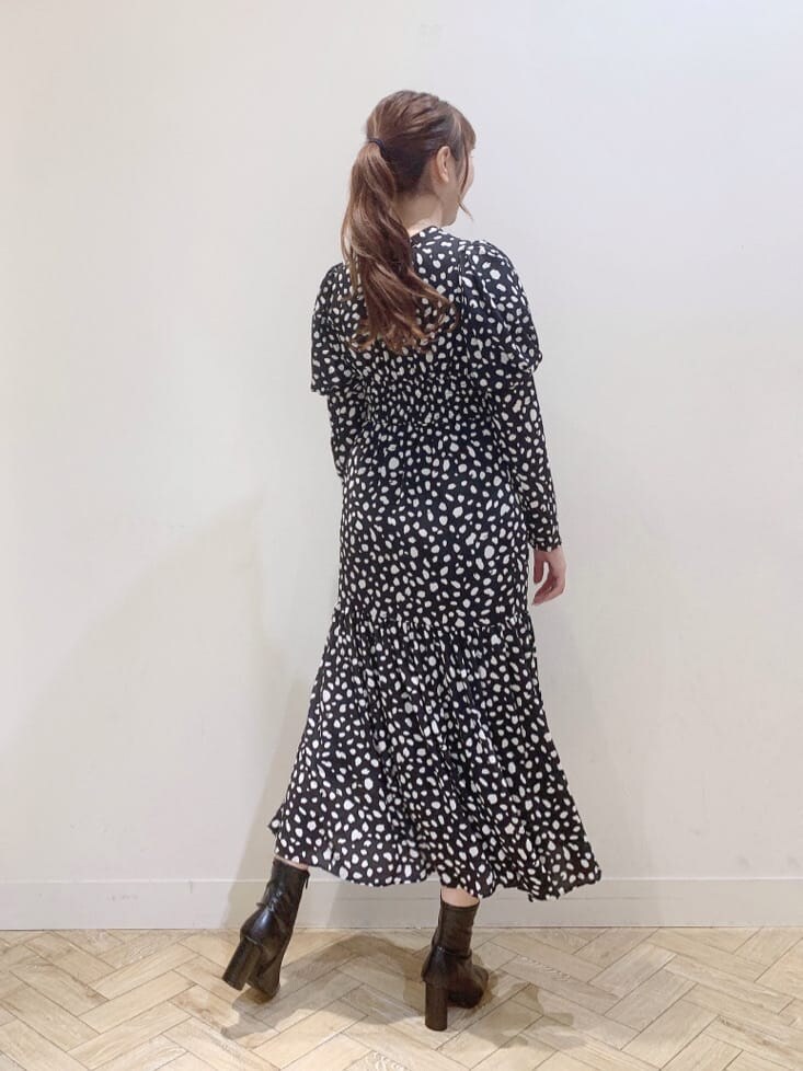 ブラック系のブーツ、ホワイト系のトレンチコート、ホワイト系のトレンチコートを着用したレディースの秋コーディネートの7枚目の写真