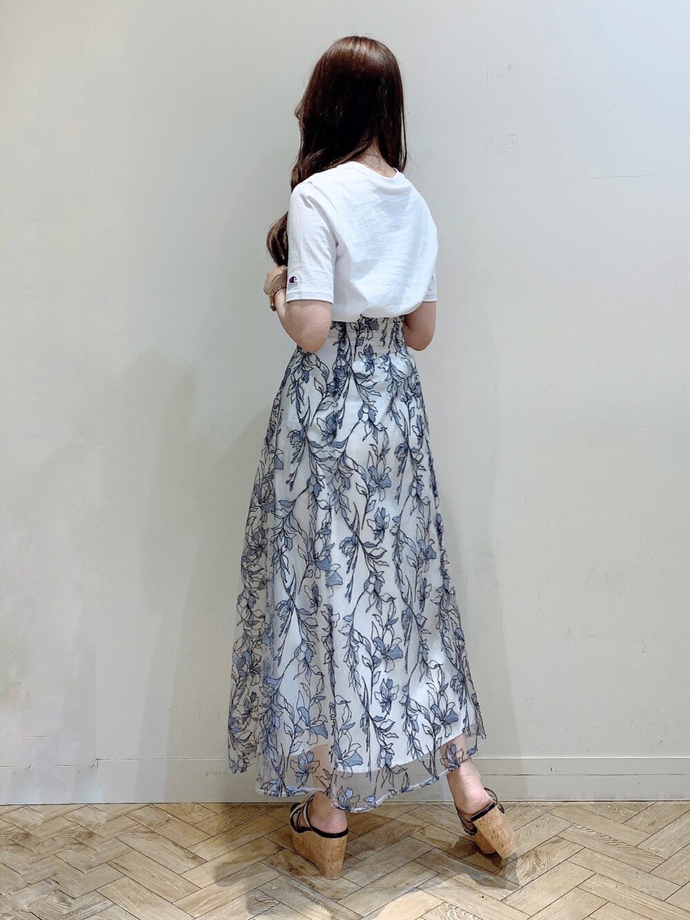 ホワイト系のTシャツ/カットソー、グレー系のスカート、ブラック系のサンダルを着用したレディースの春コーディネートの6枚目の写真
