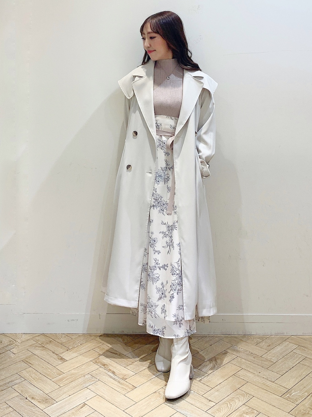ホワイト系のワンピース、ホワイト系のトレンチコートを着用したレディースの冬コーディネートの6枚目の写真