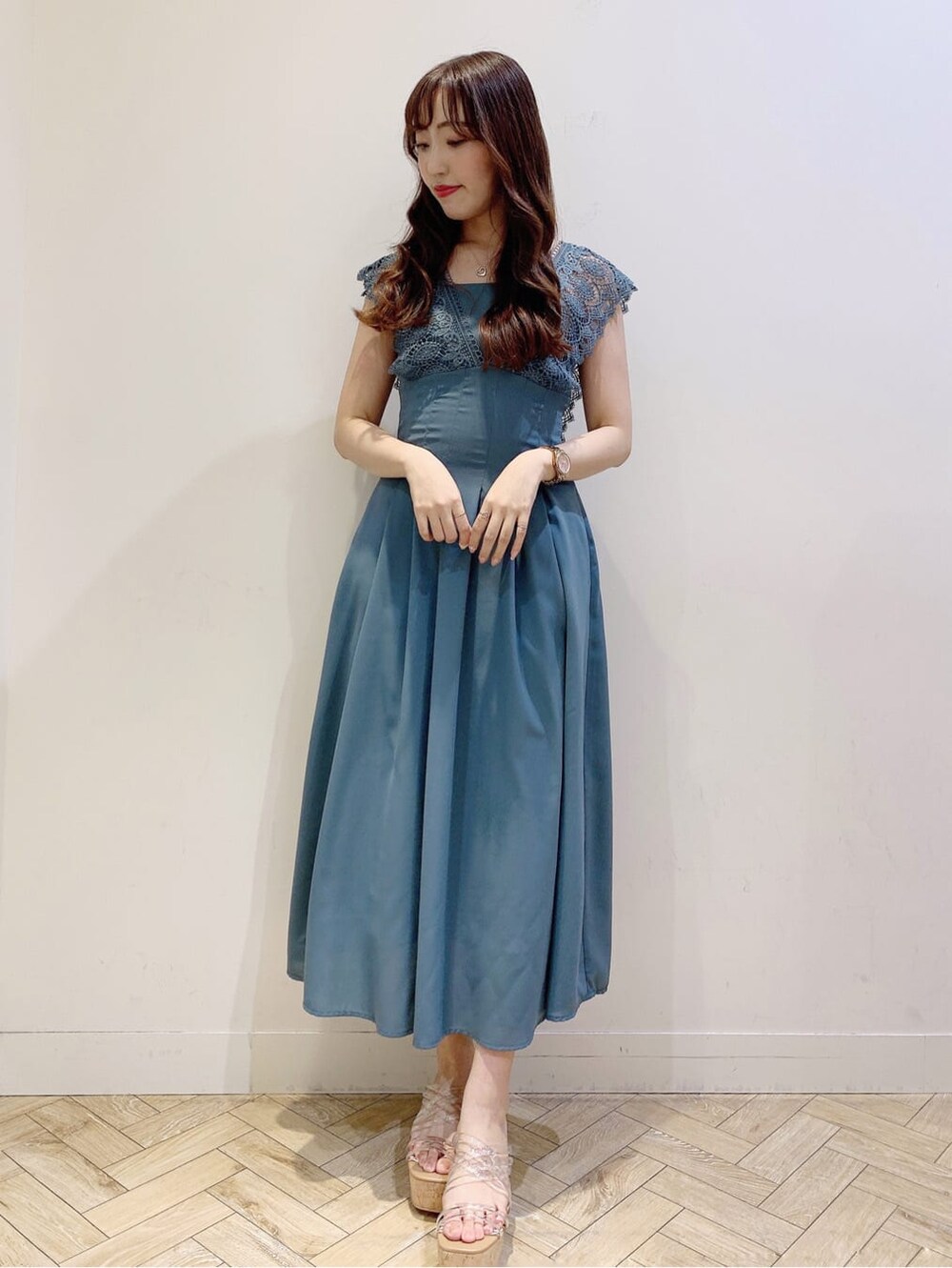 ブルー系のワンピース、その他のサンダルを着用したレディースの春コーディネートの3枚目の写真