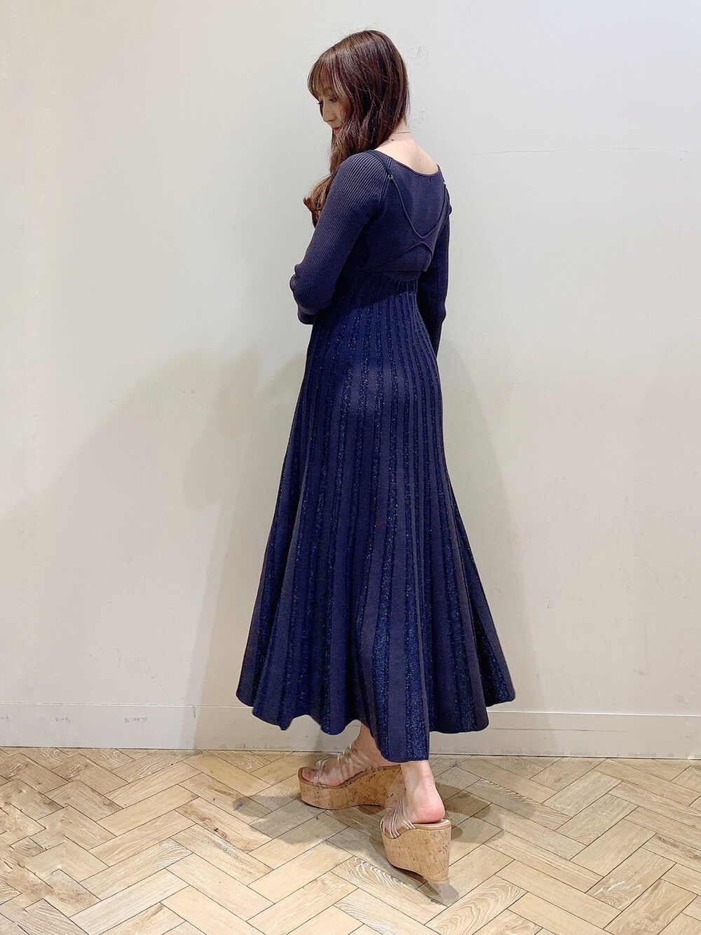 グレー系のワンピース、ホワイト系のサンダルを着用したレディースの春コーディネートの6枚目の写真