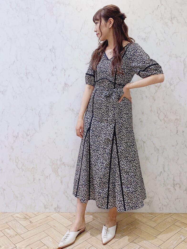 ブラック系のワンピース、ホワイト系のサンダル、ブラック系のハンドバッグを着用したレディースの秋コーディネートの3枚目の写真