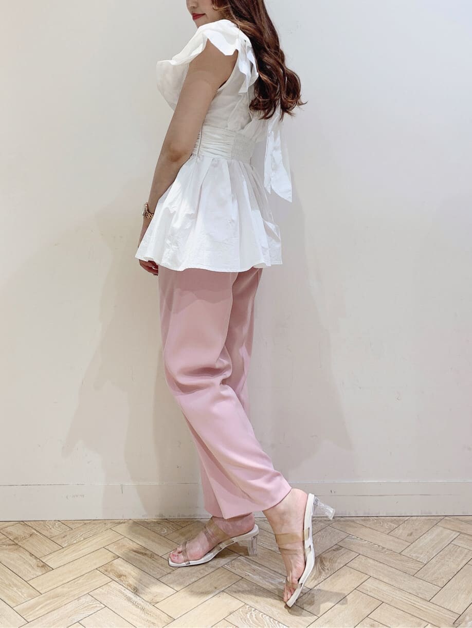 ホワイト系のシャツ/ブラウス、ピンク系のその他パンツ、ベージュ系のサンダルを着用したレディースの春コーディネートの2枚目の写真