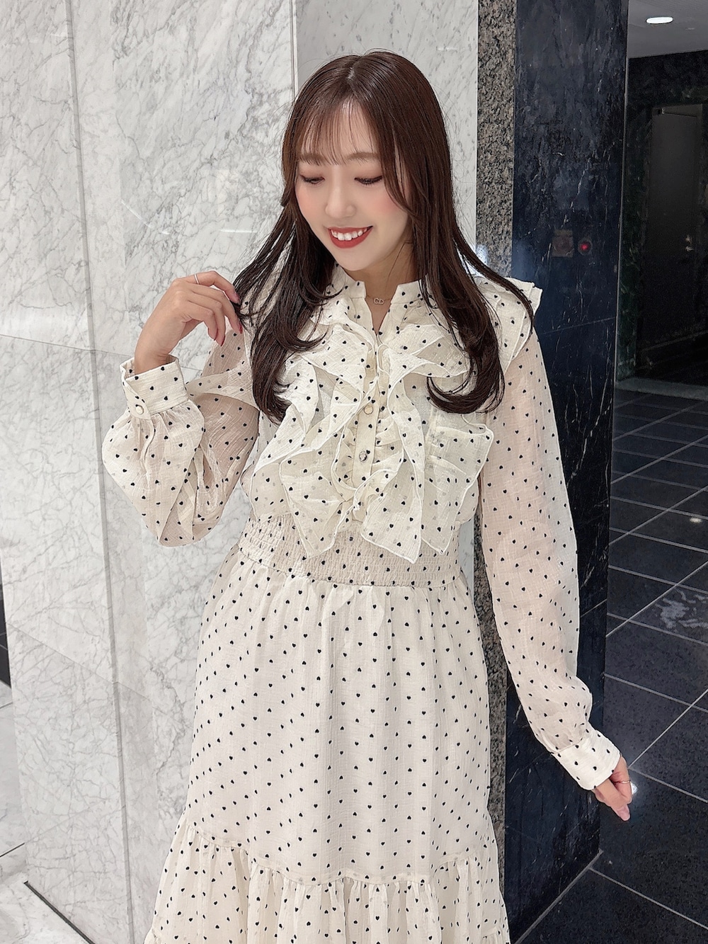 ホワイト系のワンピース、ホワイト系のブーツを着用したレディースの冬コーディネートの5枚目の写真