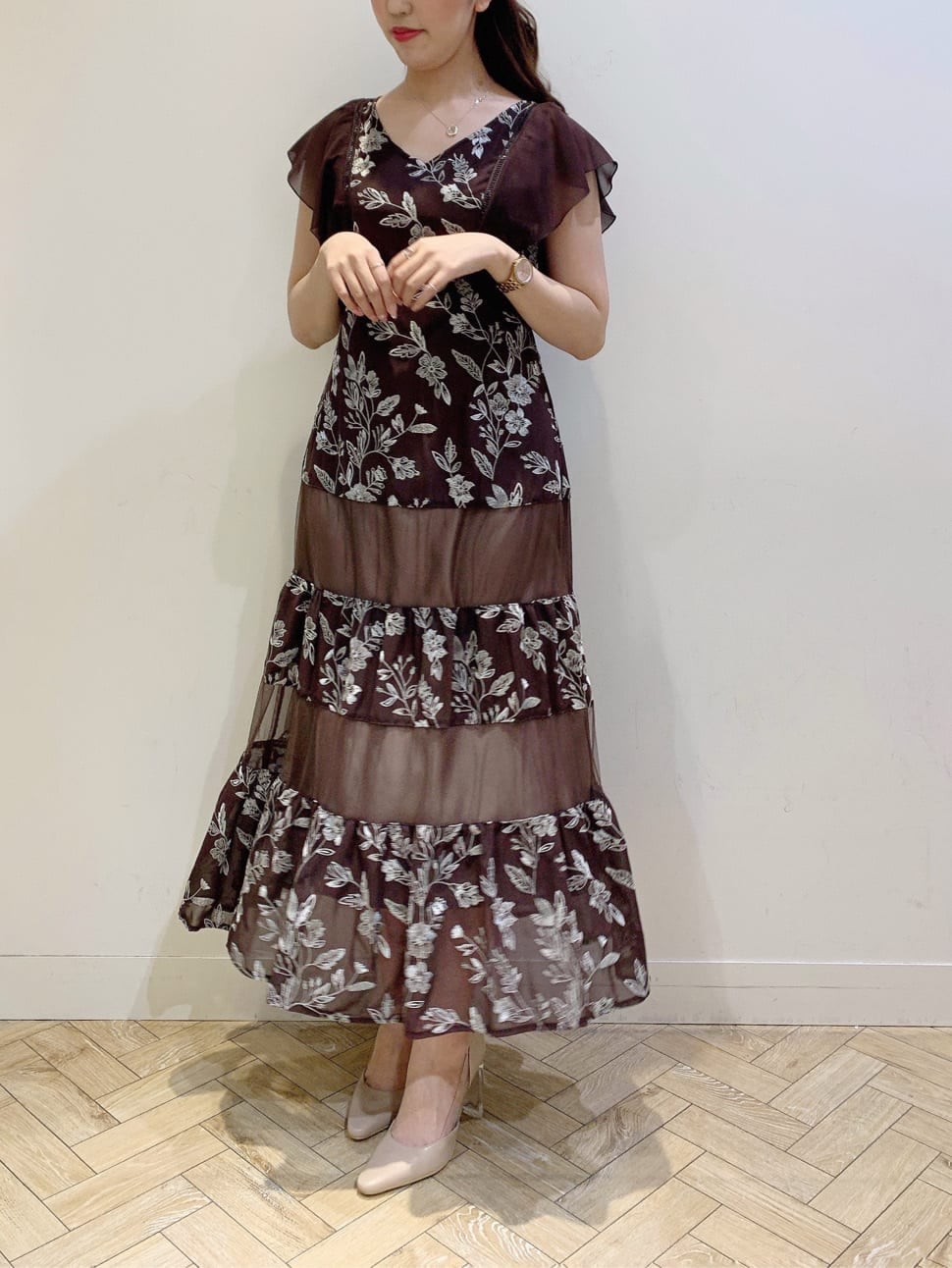 ベージュ系のパンプス、ブラウン系のワンピースを着用したレディースの冬コーディネートの3枚目の写真