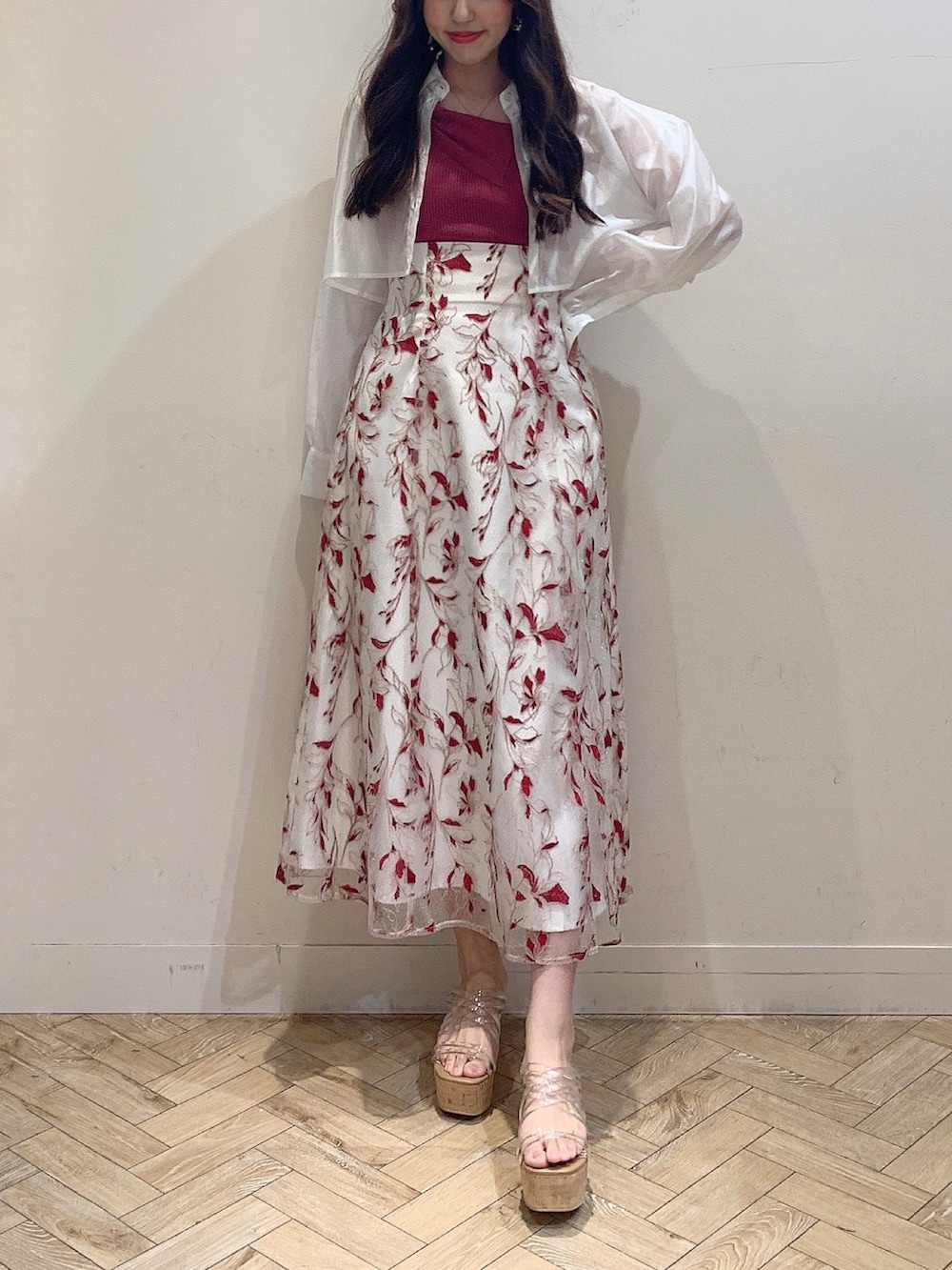 レッド系のスカート、ピンク系のニット/セーター、その他のサンダルを着用したレディースの春コーディネートの7枚目の写真