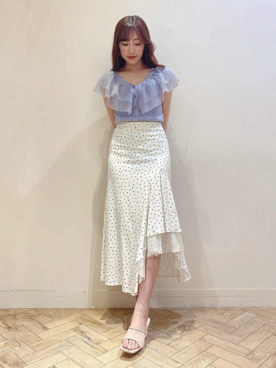 ホワイト系のカーディガン/ボレロ、ブルー系のカーディガン/ボレロ、ベージュ系のサンダルを着用したレディースの夏コーディネートの2枚目の写真