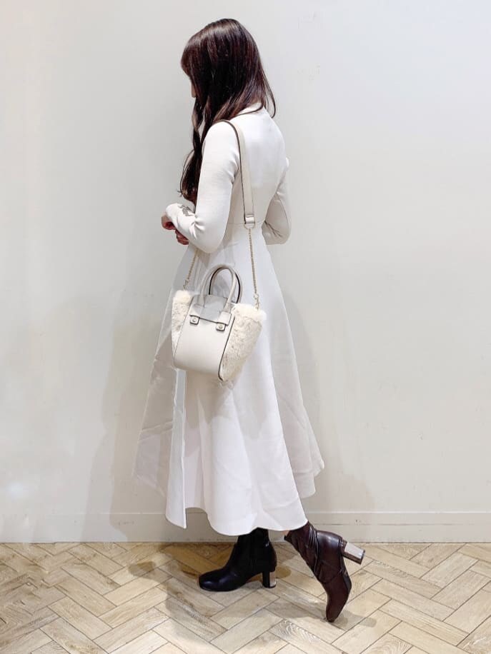 ブラウン系のブーツ、ブラウン系のその他アウター、ブラウン系のその他アウターを着用したレディースの秋コーディネートの3枚目の写真