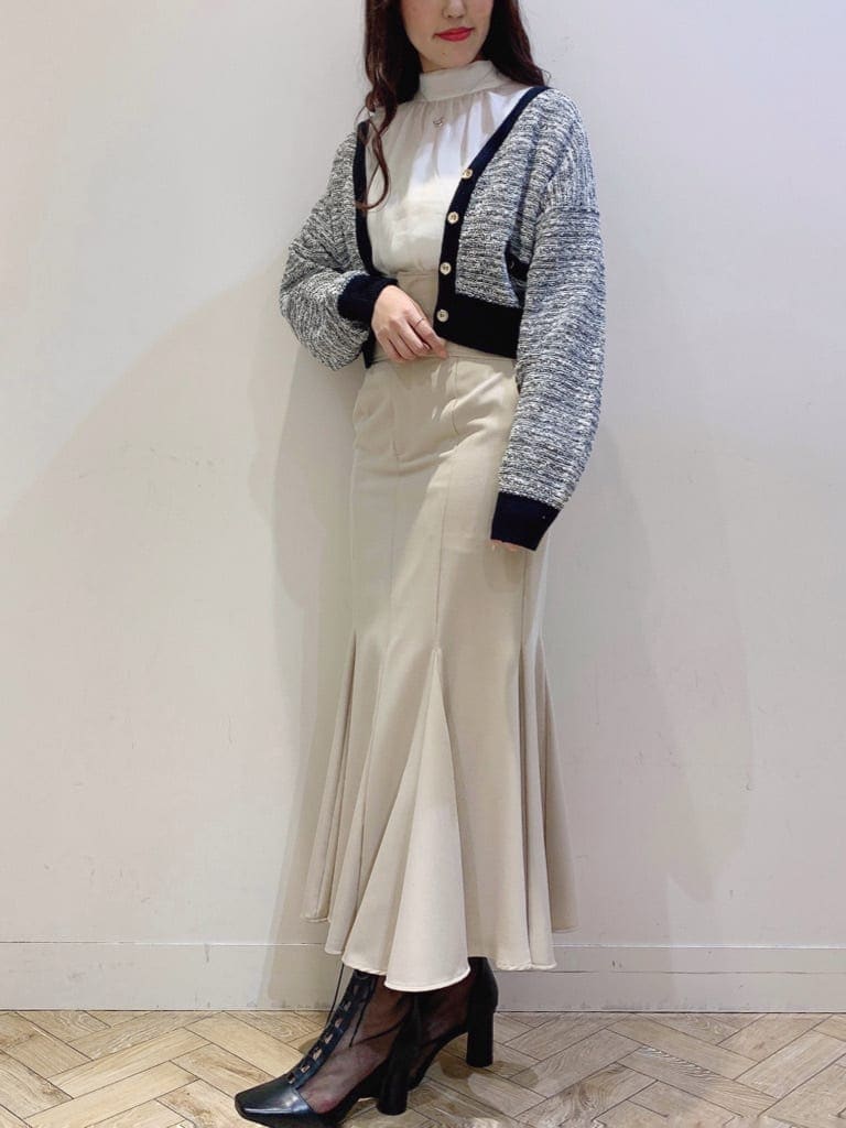 ベージュ系のスカート、ホワイト系のシャツ/ブラウスを着用したレディースの冬コーディネートの4枚目の写真