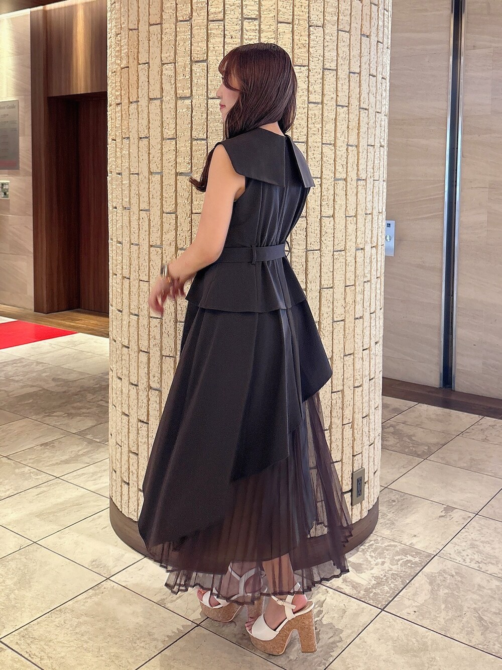 ブラウン系のワンピース、ホワイト系のサンダルを着用したレディースの夏コーディネートの4枚目の写真