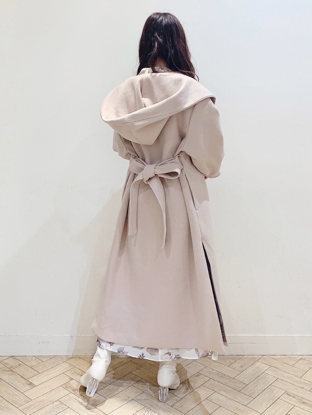 ベージュ系のチェスターコート、ホワイト系のワンピース、ホワイト系のブーツを着用したレディースの冬コーディネートの7枚目の写真