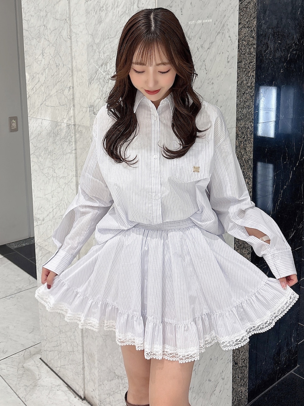 ブラウン系のブーツ、ホワイト系のシャツ/ブラウス、ホワイト系のスカートを着用したレディースの春コーディネートの7枚目の写真