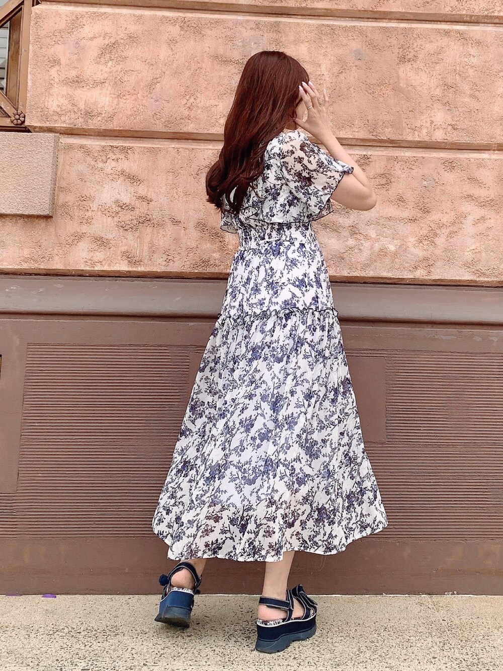 ホワイト系のワンピースを着用したレディースの夏コーディネートの4枚目の写真