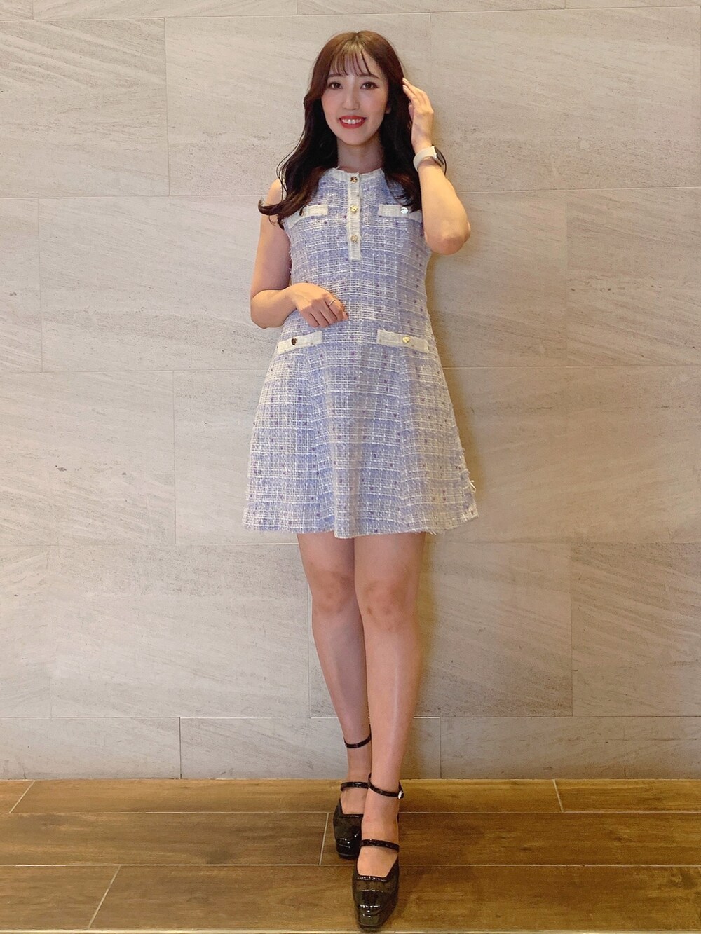 パープル系のワンピース、ブラック系のパンプスを着用したレディースの夏コーディネートの5枚目の写真