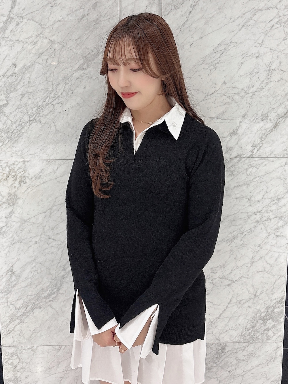 ブラック系のワンピース、ブラウン系のブーツを着用したレディースの秋コーディネートの8枚目の写真