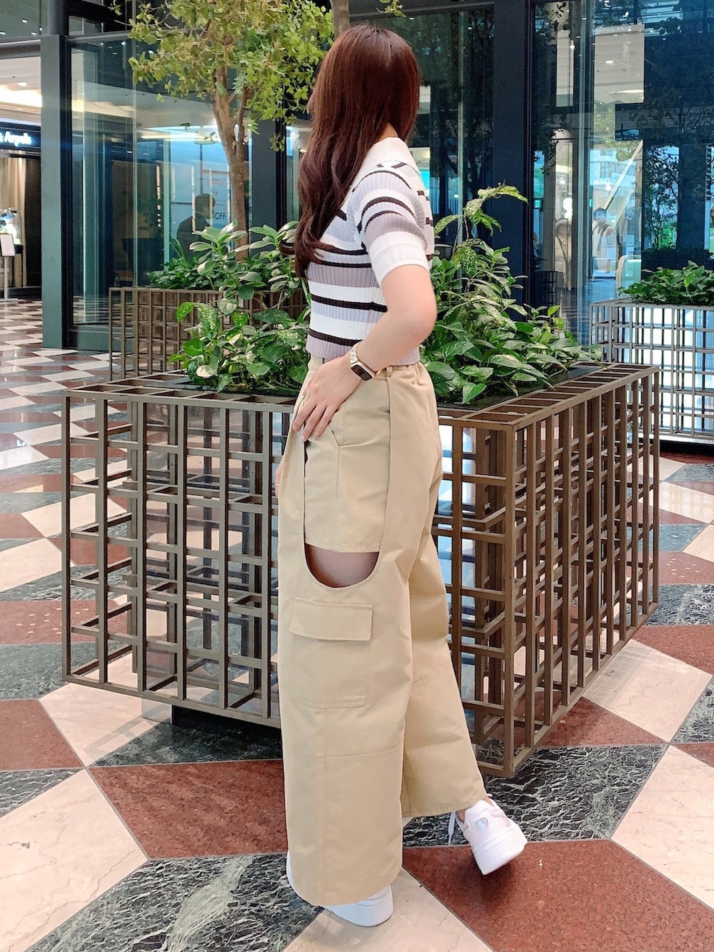 ベージュ系のチノパンツ、グレー系のニット/セーターを着用したレディースの春コーディネートの5枚目の写真