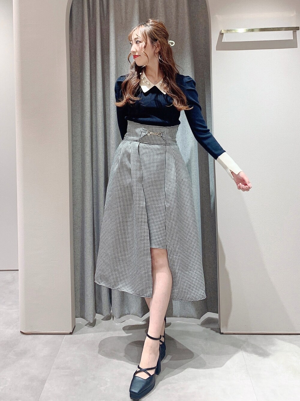 その他のスカート、その他のニット/セーター、ブラック系のパンプスを着用したレディースの秋コーディネートの3枚目の写真