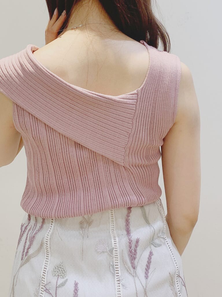 ホワイト系のスカート、ホワイト系のサンダル、ピンク系のニット/セーターを着用したレディースの夏コーディネートの4枚目の写真