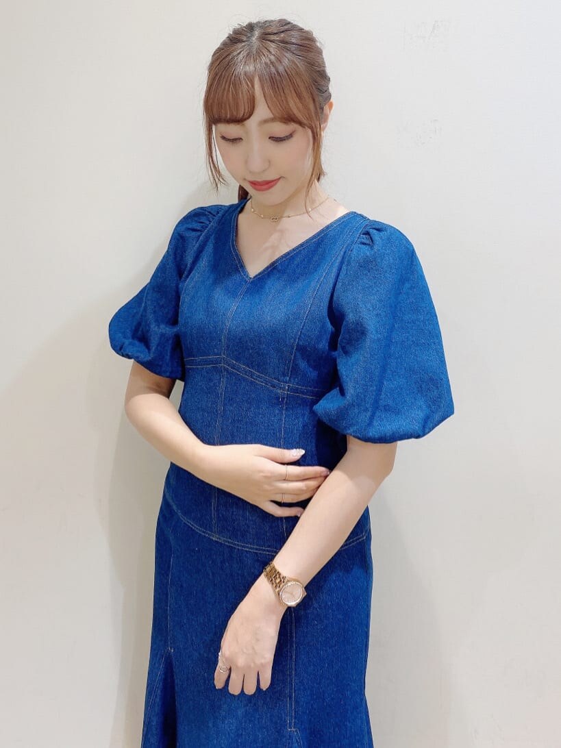 ブルー系のワンピース、ブラウン系のサンダル、ブラウン系のサンダルを着用したレディースの夏コーディネートの6枚目の写真