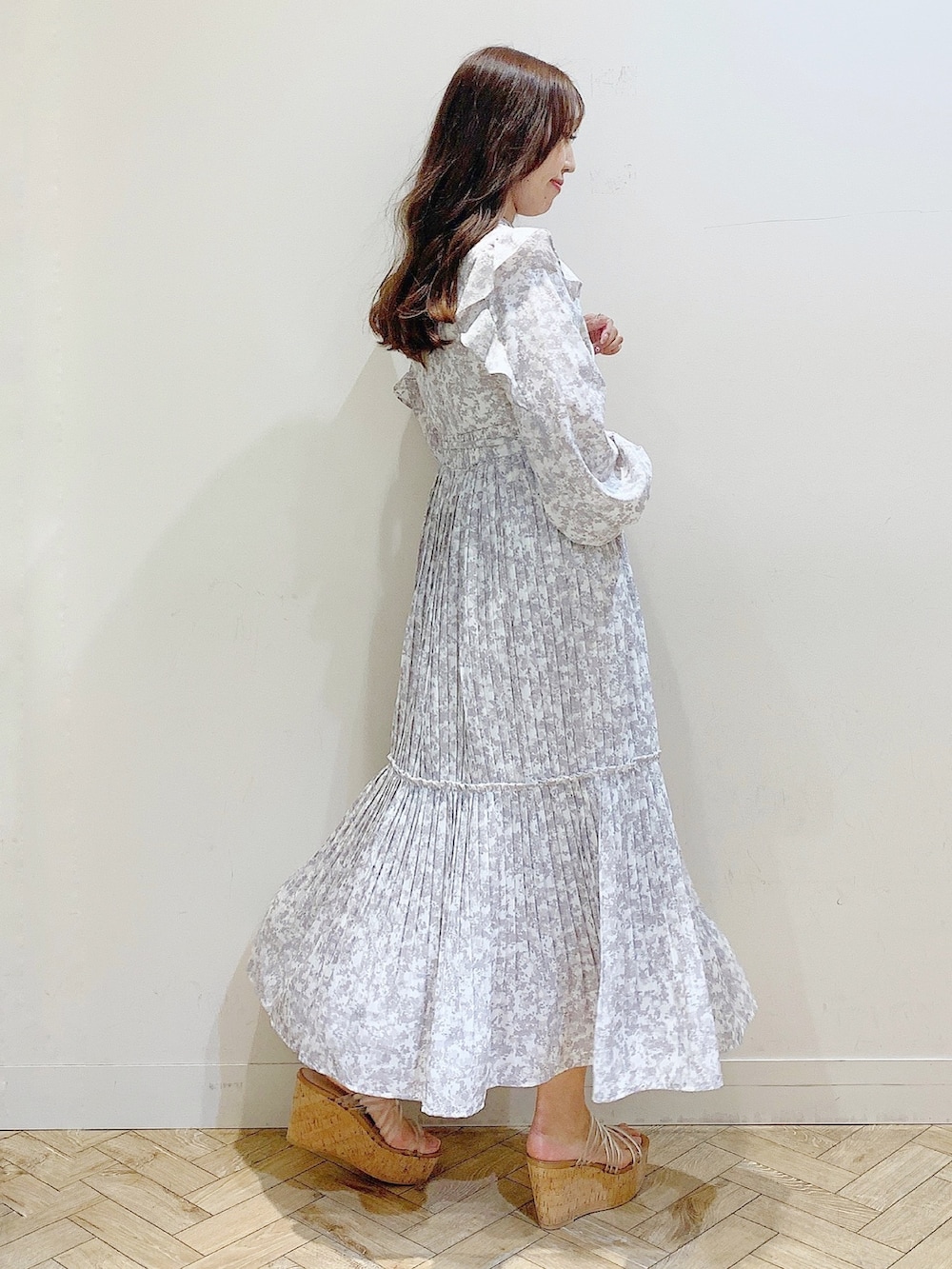 グレー系のワンピース、その他のサンダル、ホワイト系のトレンチコートを着用したレディースの春コーディネートの6枚目の写真