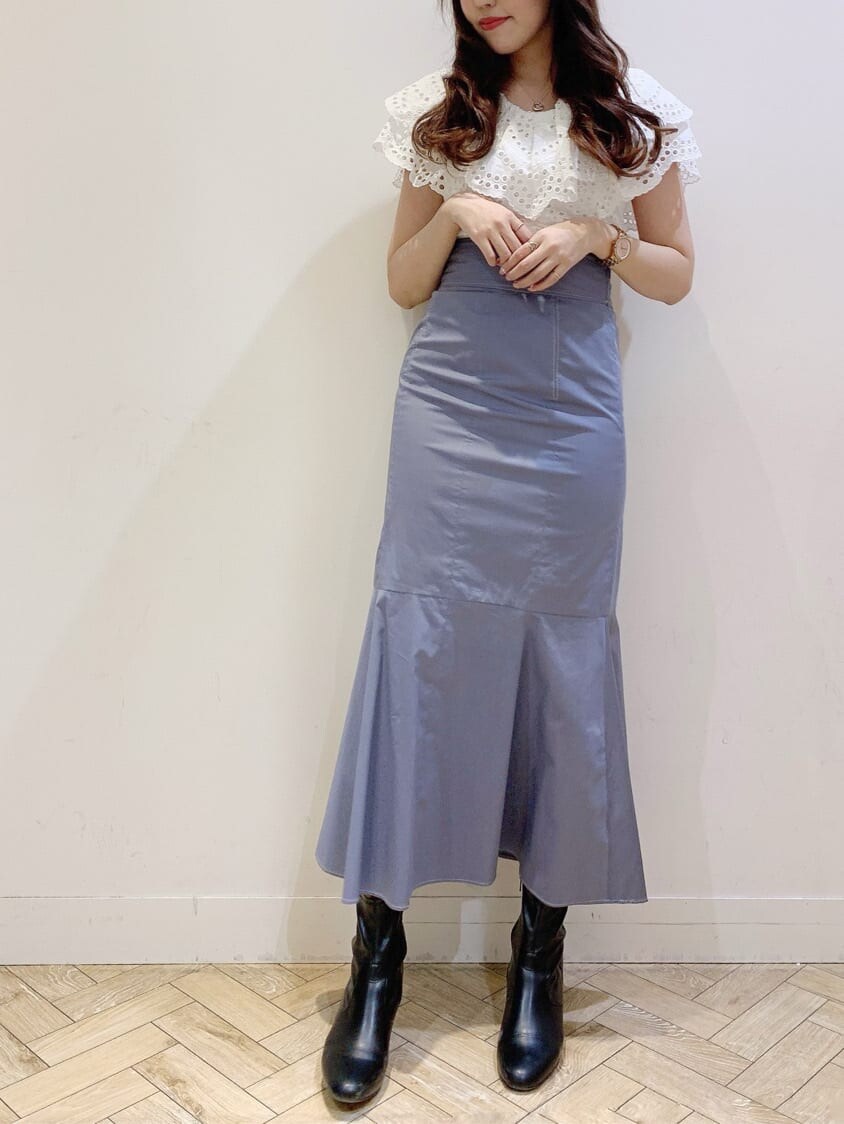 ホワイト系のシャツ/ブラウス、ブルー系のスカートを着用したレディースの冬コーディネートの3枚目の写真