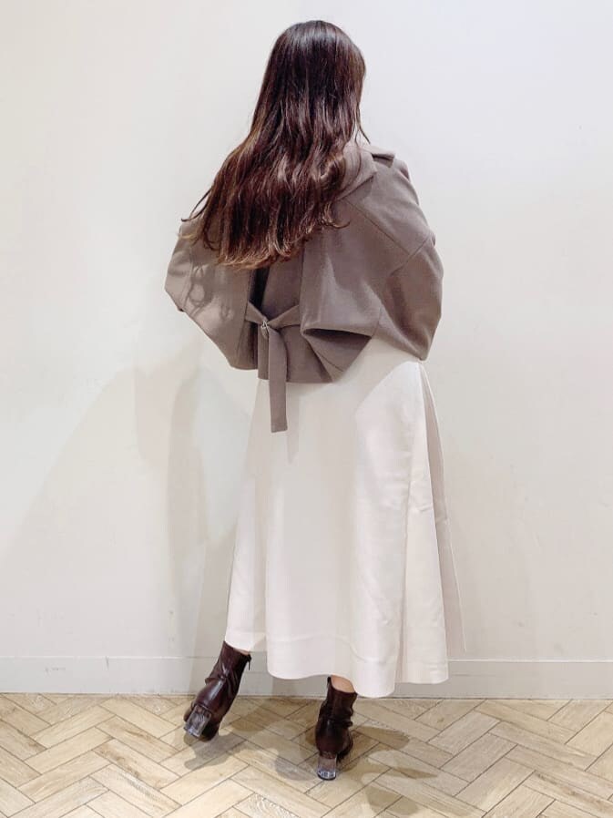 ブラウン系のブーツ、ブラウン系のその他アウター、ブラウン系のその他アウターを着用したレディースの秋コーディネートの7枚目の写真