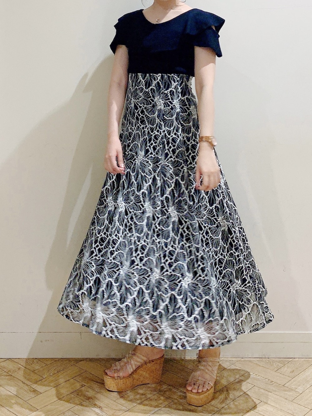 ブラック系のニット/セーター、ブラック系のスカートを着用したレディースの夏コーディネートの5枚目の写真